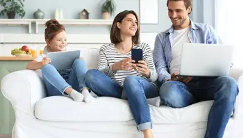 famiglia sul divano connessa al wifi mesh